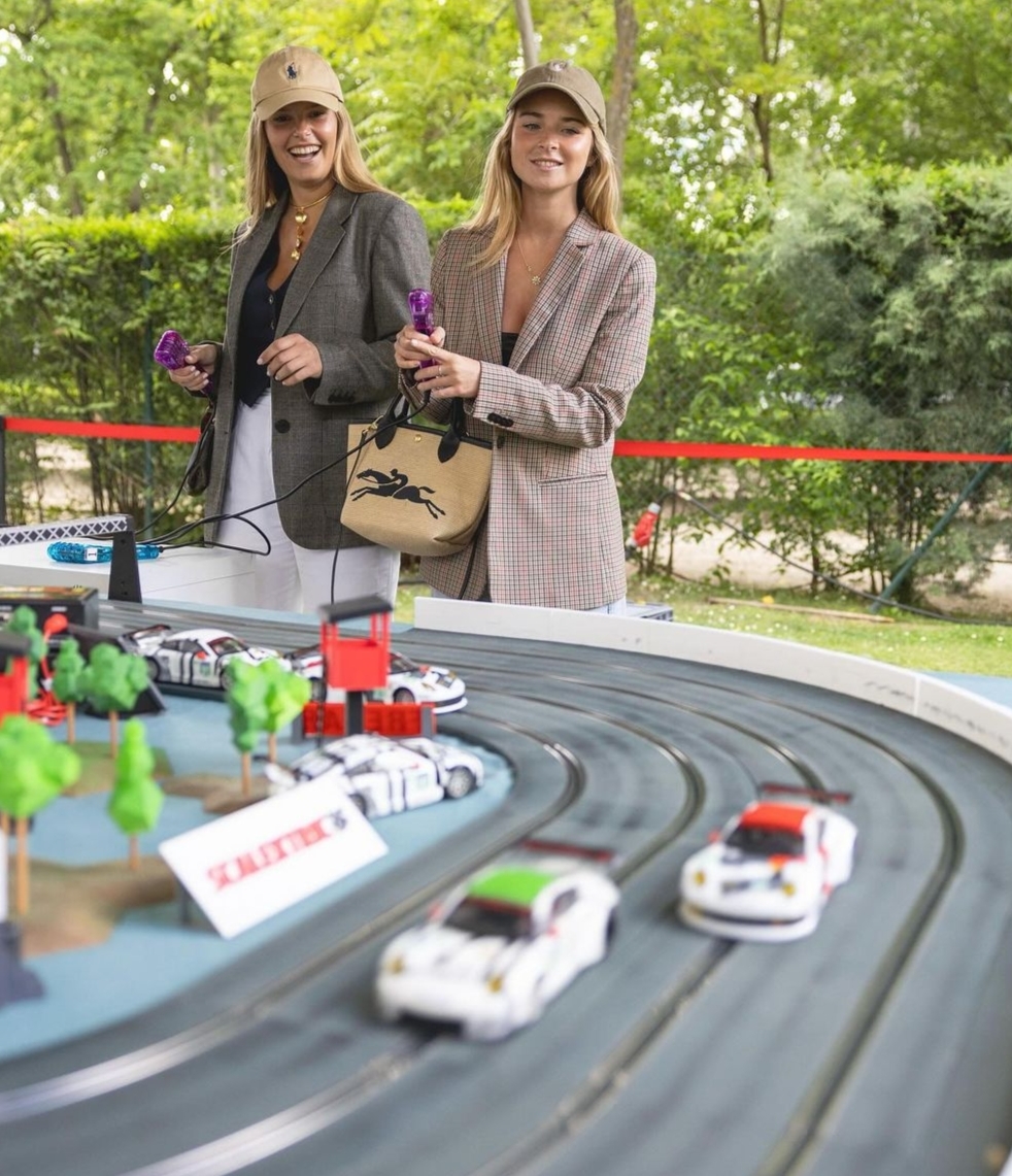 La gente guapa juega al scalextric